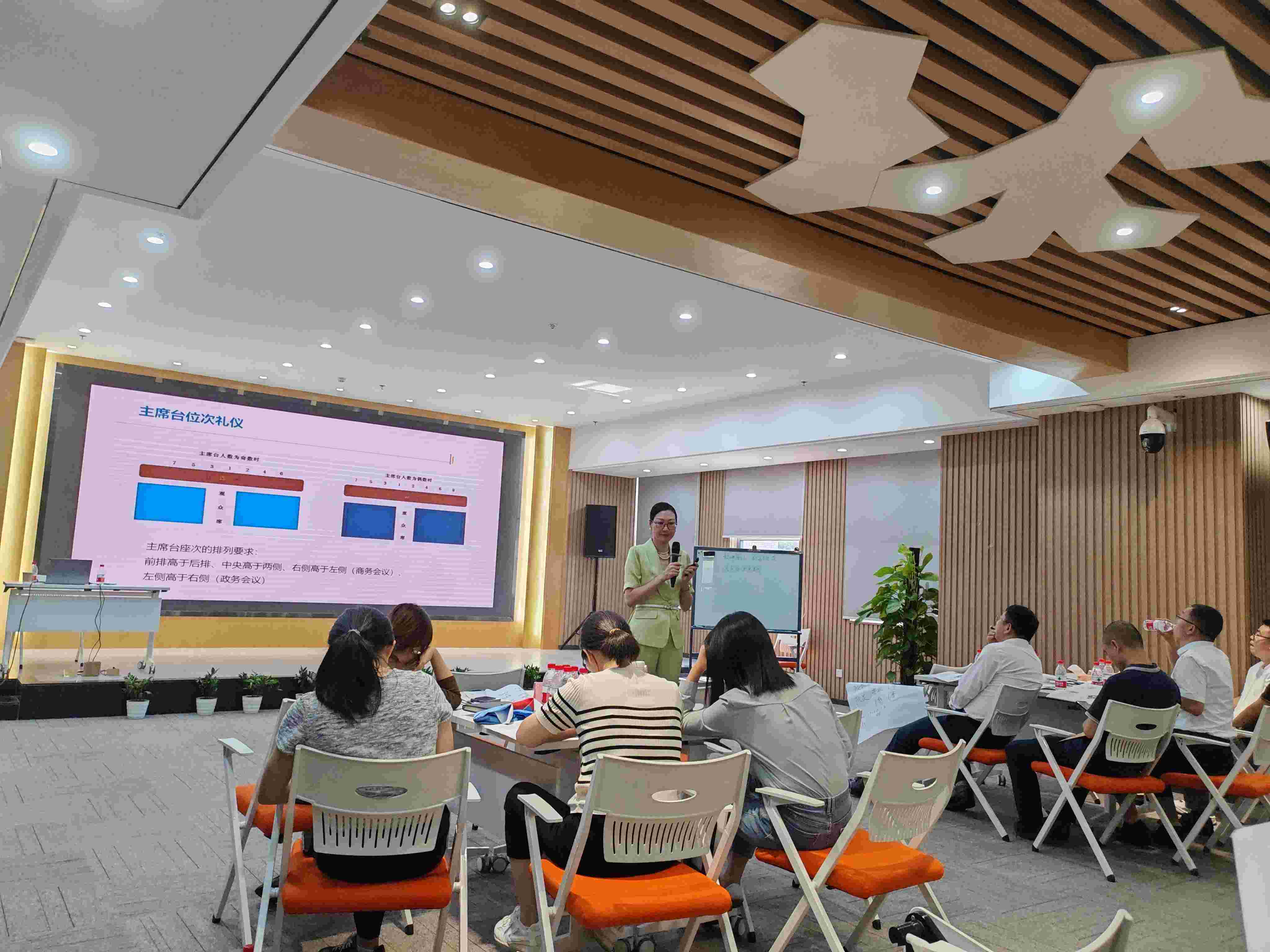 《外塑形象，“礼”赢职场-职场赋能之新商务礼仪》培训会成功举办(图2)