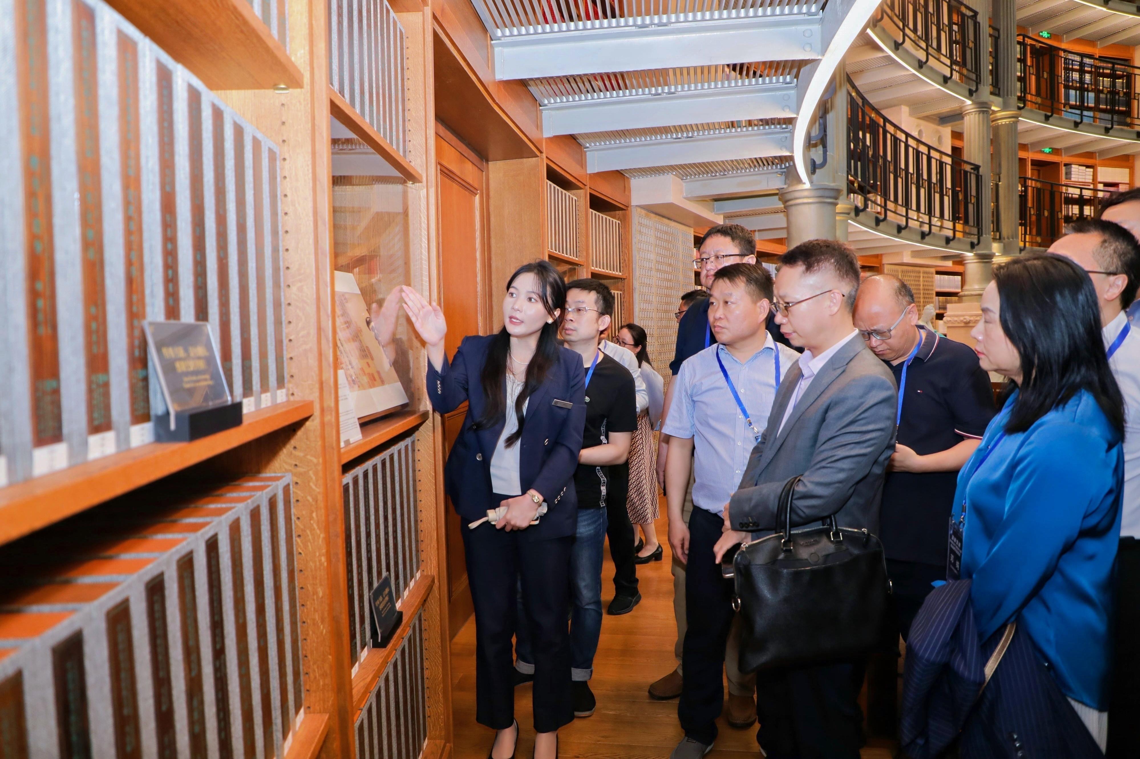 AI赋能生物医药,共绘产业未来——“慧链生机”生物医药产业链核心圈交流活动在松山湖圆满举行(图4) AI赋能生物医药,共绘产业未来——“慧链生机”生物医药产业链核心圈交流活动在松山湖圆满举行(图4)